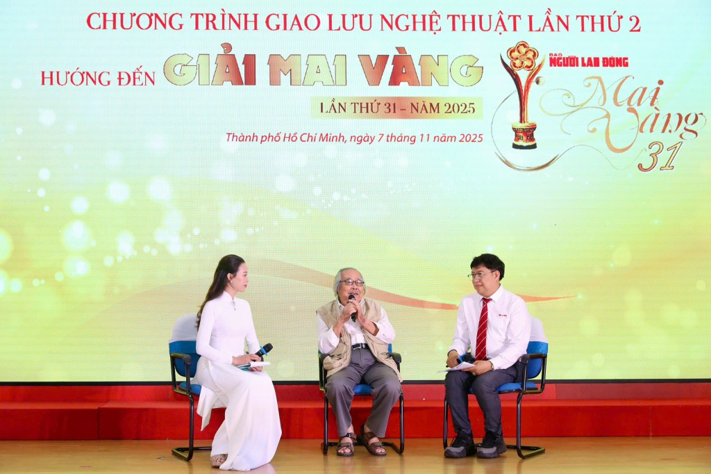 NSND Trần Minh Ngọc chia sẻ trên sân khấu NSND Trần Minh Ngọc chia sẻ trên sân khấu