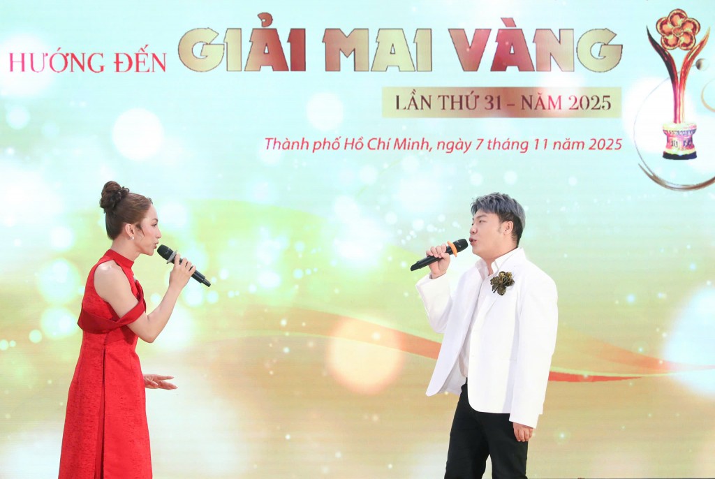 Ca sĩ Lộ Lộ và Hamlet Trương trình diễn Ra mắt sách điện tử “Mai Vàng nhân ái - Mai Vàng tri ân”