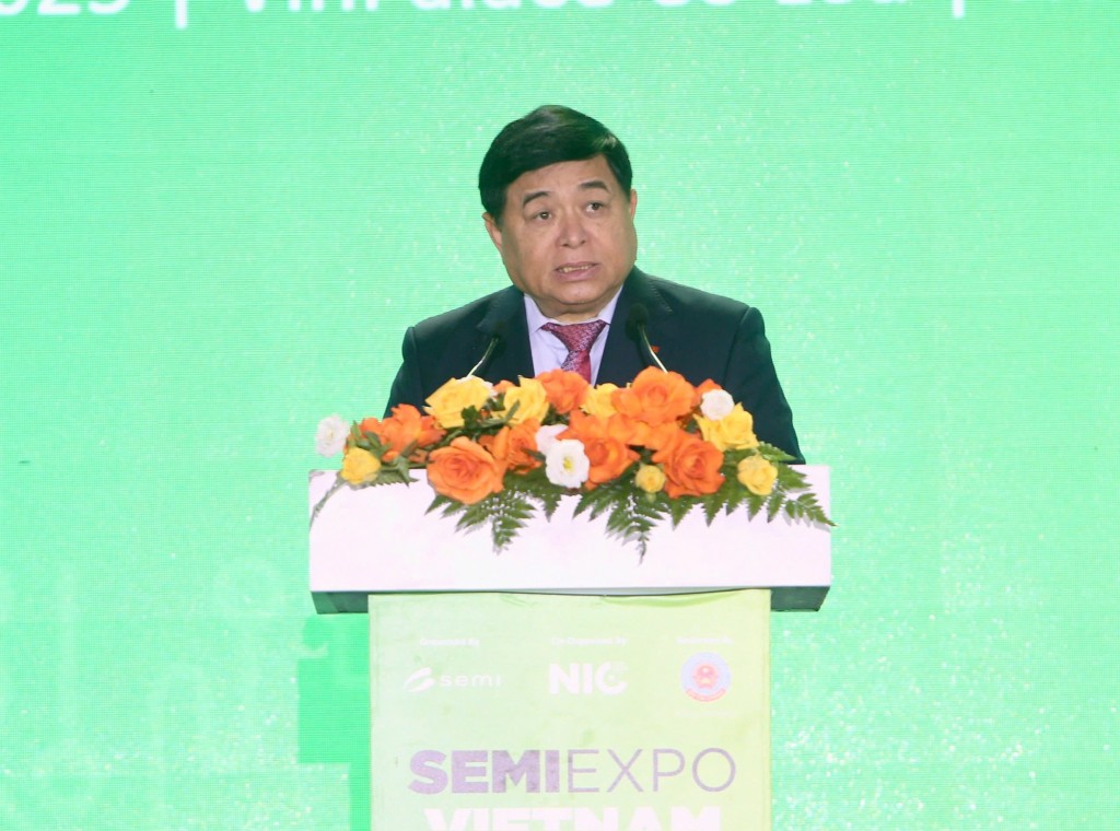 Phó Thủ tướng nhận định, SEMIExpo Việt Nam 2025 là minh chứng cho những thành quả, sự nỗ lực và quyết tâm mạnh mẽ nhằm thúc đẩy phát triển ngành công nghiệp bán dẫn, khẳng định vị thế của Việt Nam trong chuỗi giá trị công nghệ toàn cầu - Ảnh: VGP/Thu Sa Phó Thủ tướng nhận định, SEMIExpo Việt Nam 2025 là minh chứng cho những thành quả, sự nỗ lực và quyết tâm mạnh mẽ nhằm thúc đẩy phát triển ngành công nghiệp bán dẫn, khẳng định vị thế của Việt Nam trong chuỗi giá trị công nghệ toàn cầu - Ảnh: VGP/Thu Sa