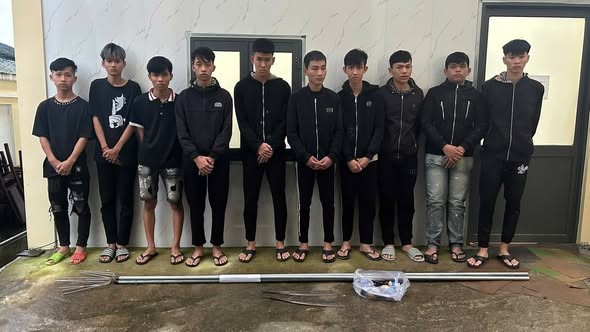 Nhóm 10 đối tượng thanh thiếu niên vừa bị Công an xã Hoà Tiến bắt giữ vì hành vi sử dụng hung khí đánh nhau, gây rối trật tự công cộng. (Ảnh: C.A Đà Nẵng) Nhóm 10 đối tượng thanh thiếu niên vừa bị Công an xã Hoà Tiến bắt giữ vì hành vi sử dụng hung khí đánh nhau, gây rối trật tự công cộng. (Ảnh: C.A Đà Nẵng)