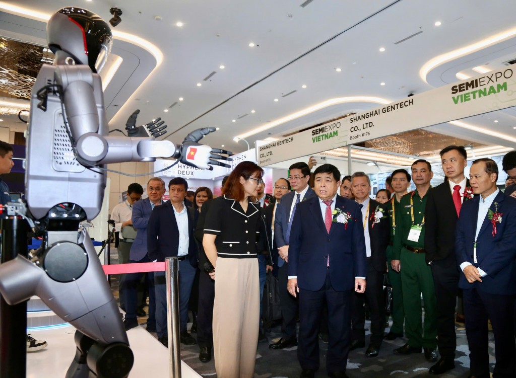 Phó Thủ tướng và các đại biểu tham quan các gian hàng, trưng bày tại SEMIExpo Việt Nam 2025 - Ảnh: VGP/Thu Sa Phó Thủ tướng và các đại biểu tham quan các gian hàng, trưng bày tại SEMIExpo Việt Nam 2025 - Ảnh: VGP/Thu Sa