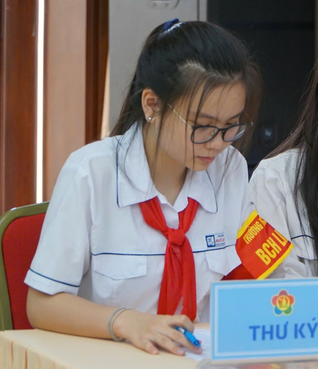 Người viết nên thanh xuân bằng hành trình yêu thương Người viết nên thanh xuân bằng hành trình yêu thương