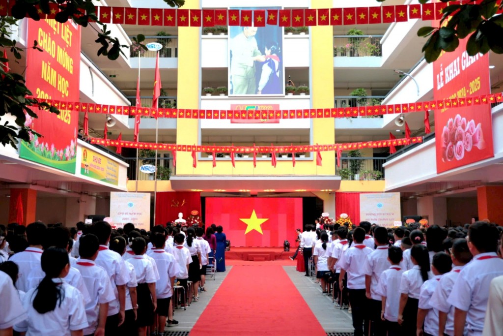 Người viết nên thanh xuân bằng hành trình yêu thương Người viết nên thanh xuân bằng hành trình yêu thương