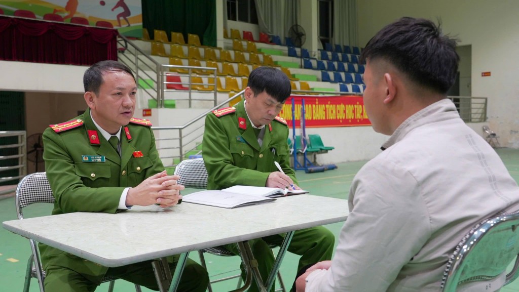 Đại tá Sầm Minh Hồ - Phó Giám đốc - Thủ trưởng cơ quan Cảnh sát điều tra Công an tỉnh trực tiếp lấy lời khai các đối tượng Đại tá Sầm Minh Hồ - Phó Giám đốc - Thủ trưởng cơ quan Cảnh sát điều tra Công an tỉnh trực tiếp lấy lời khai các đối tượng