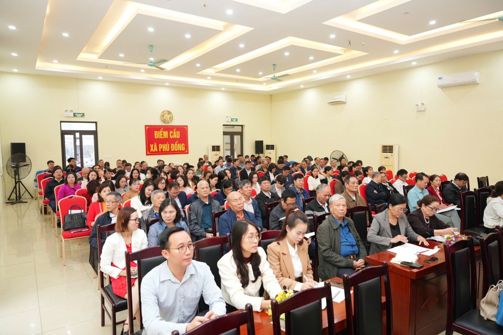 Xã Phù Đổng: Gần 200 ủy viên các cấp ủy trực thuộc được bồi dưỡng kiến thức Xã Phù Đổng: Gần 200 ủy viên các cấp ủy trực thuộc được bồi dưỡng kiến thức