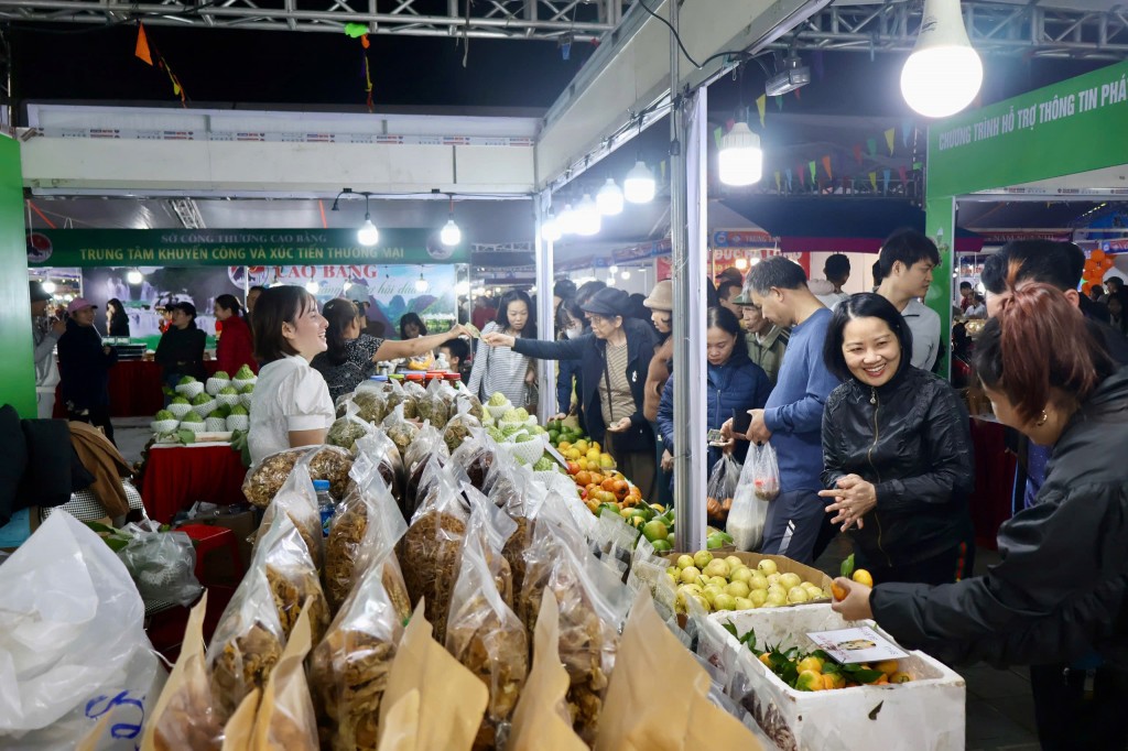 hội chợ năm nay quy tụ hơn 210 gian hàng đến từ các tỉnh, thành phố vùng đồng bằng sông Hồng và nhiều địa phương trên cả nước. hội chợ năm nay quy tụ hơn 210 gian hàng đến từ các tỉnh, thành phố vùng đồng bằng sông Hồng và nhiều địa phương trên cả nước.