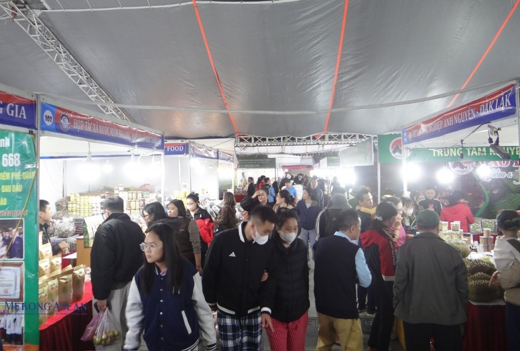 Đông đảo nhân dân và du khách tham quan à mua sắm tại hội chợ Đông đảo nhân dân và du khách tham quan à mua sắm tại hội chợ