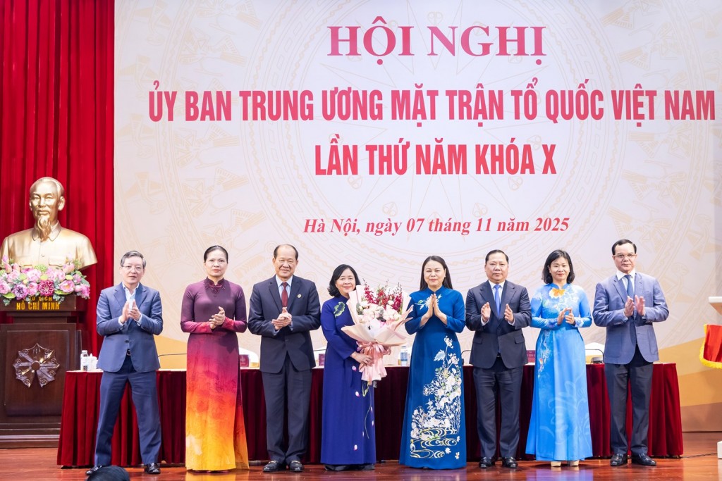 Ban Thường trực Ủy ban Trung ương MTTQ Việt Nam tặng hoa chúc mừng bà Bùi Thị Minh Hoài, Ủy viên Bộ Chính trị, Bí thư Trung ương Đảng, Chủ tịch Ủy ban Trung ương MTTQ Việt Nam Ban Thường trực Ủy ban Trung ương MTTQ Việt Nam tặng hoa chúc mừng bà Bùi Thị Minh Hoài, Ủy viên Bộ Chính trị, Bí thư Trung ương Đảng, Chủ tịch Ủy ban Trung ương MTTQ Việt Nam