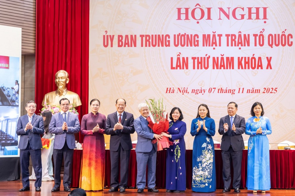 Ban Thường trực Ủy ban Trung ương MTTQ Việt Nam tặng hoa chúc mừng ông Đỗ Văn Chiến, Ủy viên Bộ Chính trị, Phó Bí thư Thường trực Đảng ủy Quốc hội Ban Thường trực Ủy ban Trung ương MTTQ Việt Nam tặng hoa chúc mừng ông Đỗ Văn Chiến, Ủy viên Bộ Chính trị, Phó Bí thư Thường trực Đảng ủy Quốc hội