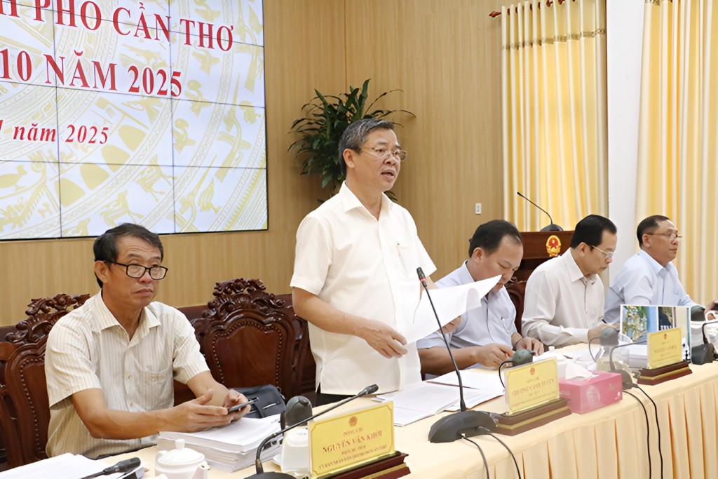 Chủ tịch UBND TP Cần Thơ Trương Cảnh Tuyên phát biểu tại cuộc họp đánh giá tình hình kinh tế - xã hội năm 2025.