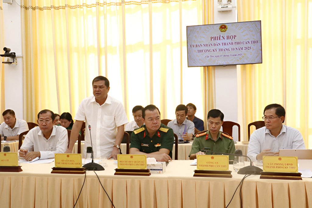 Giám đốc Sở Văn hóa, Thể thao và Du lịch TP Cần Thơ Nguyễn Văn Bảy báo cáo tình hình hoạt động văn hóa, thể thao và du lịch của thành phố.