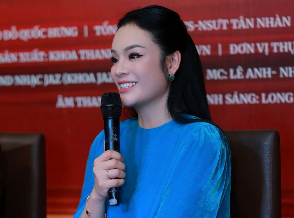 TS.NSƯT Tân Nhàn, Trưởng Khoa Thanh nhạc, Tổng đạo diễn chương trình thông tin về nội dung chương trình TS.NSƯT Tân Nhàn, Trưởng Khoa Thanh nhạc, Tổng đạo diễn chương trình thông tin về nội dung chương trình