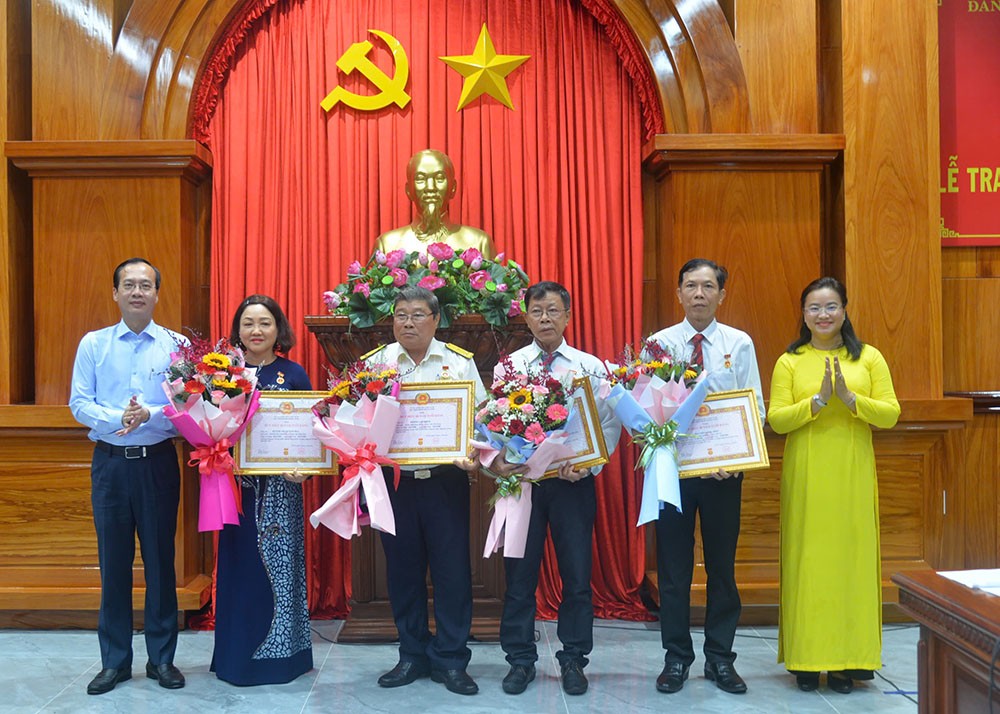 Phó Bí thư Tỉnh ủy, Chủ tịch UBND tỉnh, Bí thư Đảng ủy UBND tỉnh Đồng Tháp Trần Trí Quang; Phó Bí thư Đảng ủy UBND tỉnh Huỳnh Thị Hoài Thu trao Huy hiệu 40 năm tuổi Đảng cho 4 đồng chí: Huỳnh Thị Quỳnh Hoa, Chi bộ Đoàn Luật sư, Đảng bộ Sở Tư pháp; Dương Văn Riêm, Chi bộ Thuế cơ sở 4, Đảng bộ Thuế tỉnh; Phạm Quang Phùng, Chi bộ Công ty Cổ phần Gò Đàng, Đảng bộ các Khu công nghiệp; Nguyễn Khắc Hiếu, Chi bộ Công ty Cổ phần Gò Đàng, Đảng bộ các Khu công nghiệp. Phó Bí thư Tỉnh ủy, Chủ tịch UBND tỉnh, Bí thư Đảng ủy UBND tỉnh Đồng Tháp Trần Trí Quang; Phó Bí thư Đảng ủy UBND tỉnh Huỳnh Thị Hoài Thu trao Huy hiệu 40 năm tuổi Đảng cho 4 đồng chí: Huỳnh Thị Quỳnh Hoa, Chi bộ Đoàn Luật sư, Đảng bộ Sở Tư pháp; Dương Văn Riêm, Chi bộ Thuế cơ sở 4, Đảng bộ Thuế tỉnh; Phạm Quang Phùng, Chi bộ Công ty Cổ phần Gò Đàng, Đảng bộ các Khu công nghiệp; Nguyễn Khắc Hiếu, Chi bộ Công ty Cổ phần Gò Đàng, Đảng bộ các Khu công nghiệp.