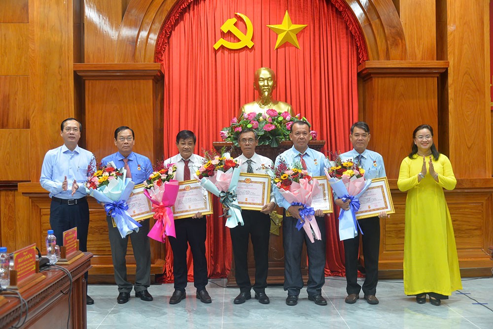 Các đảng viên đón nhận Huy hiệu 30 năm tuổi Đảng và những bó hoa chúc mừng từ lãnh đạo tỉnh Đồng Tháp Các đảng viên đón nhận Huy hiệu 30 năm tuổi Đảng và những bó hoa chúc mừng từ lãnh đạo tỉnh Đồng Tháp