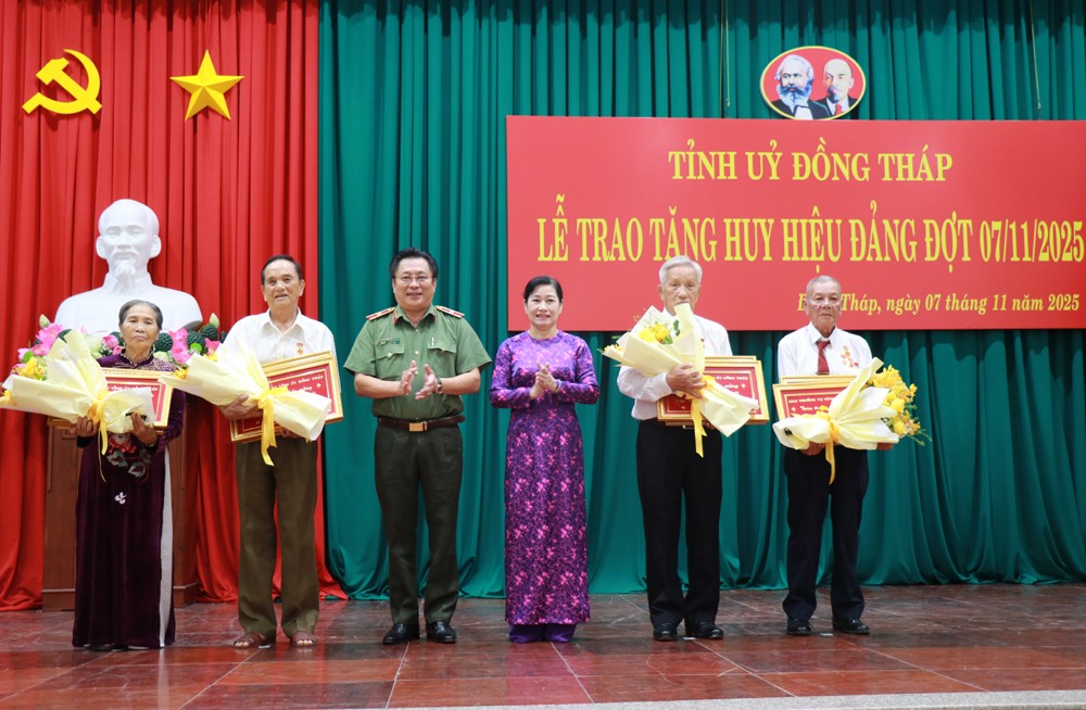 Phó Bí thư Tỉnh ủy, Chủ tịch Hội đồng nhân dân tỉnh Châu Thị Mỹ Phương trao Huy hiệu 60 năm tuổi Đảng; Giám đốc Công an tỉnh Lâm Phước Nguyên tặng hoa, chúc mừng các đảng viên trong không khí trang trọng, ấm áp. Phó Bí thư Tỉnh ủy, Chủ tịch Hội đồng nhân dân tỉnh Châu Thị Mỹ Phương trao Huy hiệu 60 năm tuổi Đảng; Giám đốc Công an tỉnh Lâm Phước Nguyên tặng hoa, chúc mừng các đảng viên trong không khí trang trọng, ấm áp.