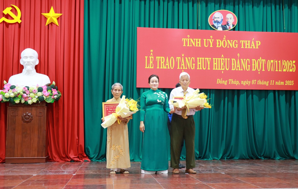 Phó Bí thư Thường trực Tỉnh ủy Nguyễn Hải Trâm trao Huy hiệu 65 năm tuổi Đảng cho các đảng viên Trần Thị Biểu và Nguyễn Thanh Hùng. Phó Bí thư Thường trực Tỉnh ủy Nguyễn Hải Trâm trao Huy hiệu 65 năm tuổi Đảng cho các đảng viên Trần Thị Biểu và Nguyễn Thanh Hùng.