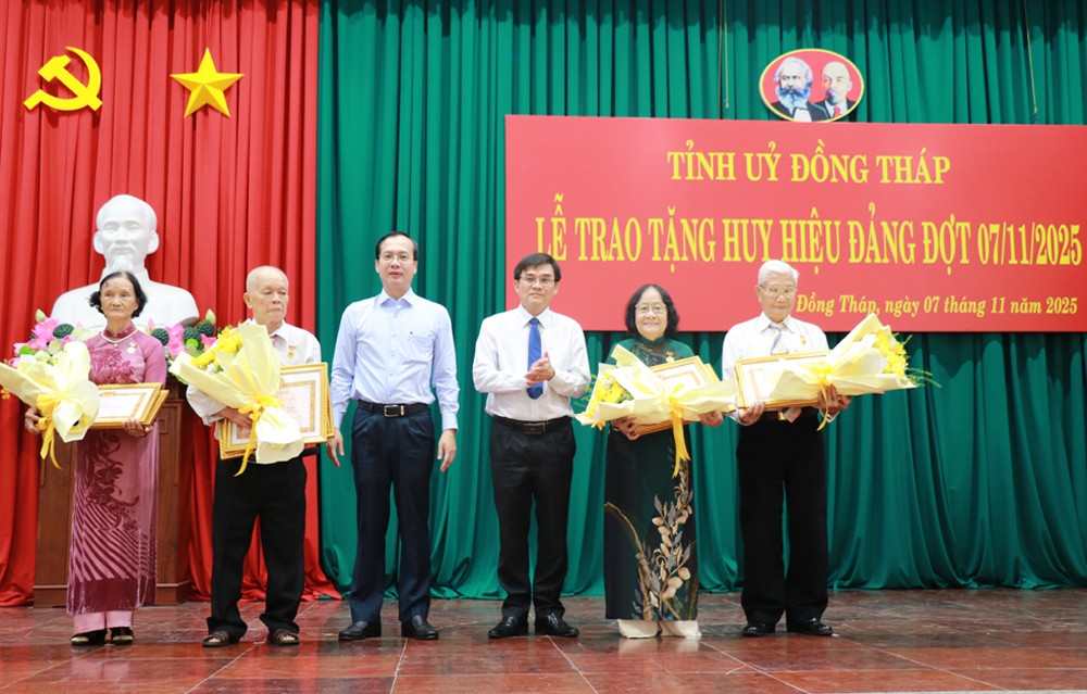 Phó Bí thư Tỉnh ủy, Chủ tịch UBND tỉnh Trần Trí Quang và Trưởng Ban Tổ chức Tỉnh ủy Nguyễn Văn Mười trao Huy hiệu 60 năm tuổi Đảng cho các đảng viên Phó Bí thư Tỉnh ủy, Chủ tịch UBND tỉnh Trần Trí Quang và Trưởng Ban Tổ chức Tỉnh ủy Nguyễn Văn Mười trao Huy hiệu 60 năm tuổi Đảng cho các đảng viên