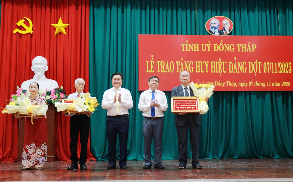 Phó Bí thư Tỉnh ủy, Chủ tịch Ủy ban MTTQ Việt Nam tỉnh Phan Văn Thắng và Phó Chủ tịch UBND tỉnh Trần Văn Dũng trao Huy hiệu 60 năm tuổi Đảng, tặng hoa chúc mừng các đảng viên. Phó Bí thư Tỉnh ủy, Chủ tịch Ủy ban MTTQ Việt Nam tỉnh Phan Văn Thắng và Phó Chủ tịch UBND tỉnh Trần Văn Dũng trao Huy hiệu 60 năm tuổi Đảng, tặng hoa chúc mừng các đảng viên.