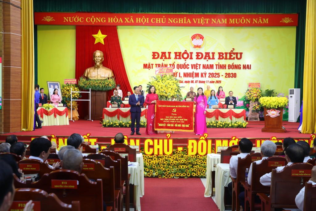 Đồng chí Tôn Ngọc Hạnh, Ủy viên dự khuyết Trung ương Đảng, Phó Bí thư Thường trực Tỉnh ủy, Chủ tịch HĐND tỉnh Đồng Nai tặng hoa và bức trướng chúc mừng đại hội Đồng chí Tôn Ngọc Hạnh, Ủy viên dự khuyết Trung ương Đảng, Phó Bí thư Thường trực Tỉnh ủy, Chủ tịch HĐND tỉnh Đồng Nai tặng hoa và bức trướng chúc mừng đại hội