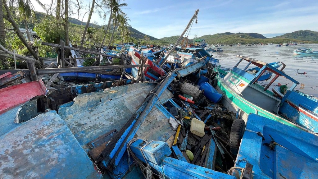 Nhiều tàu thuyền của ngư dân bị sóng đánh hư hỏng nặng Nhiều tàu thuyền của ngư dân bị sóng đánh hư hỏng nặng