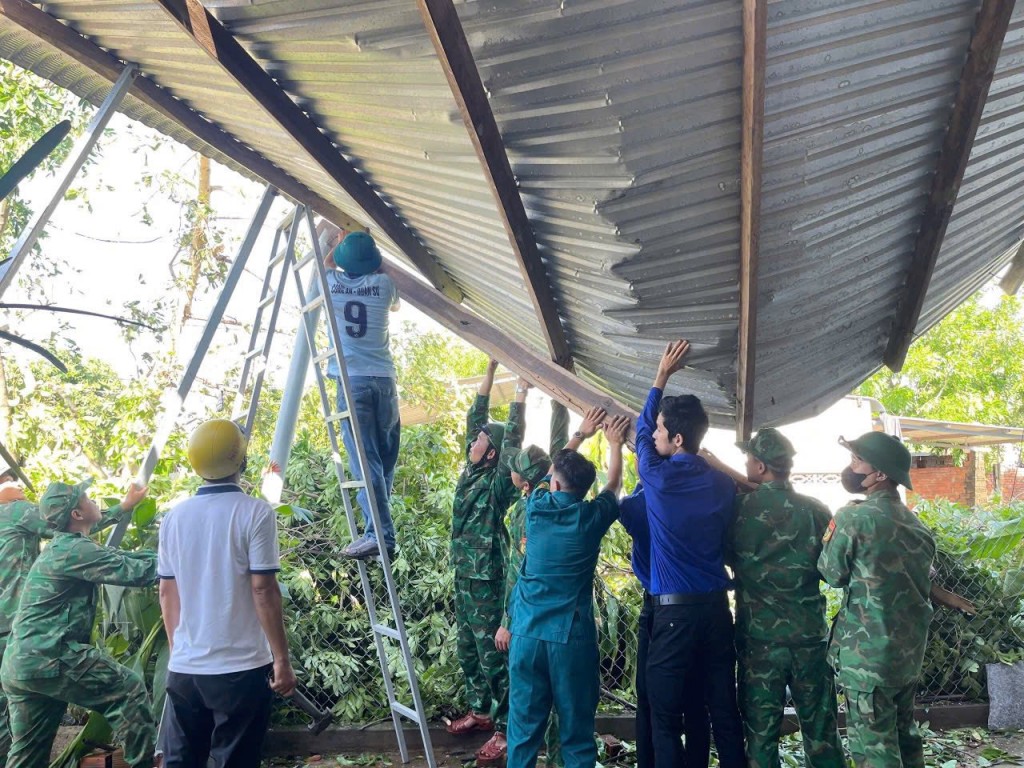 án bộ, chiến sĩ các Đồn Biên phòng và Hải đội Biên phòng 2 thuộc BĐBP tỉnh Đắk Lắk đã nhanh chóng có mặt tại các khu vực bị ảnh hưởng để hỗ trợ nhân dân thu dọn, khắc phục hậu quả thiên tai. án bộ, chiến sĩ các Đồn Biên phòng và Hải đội Biên phòng 2 thuộc BĐBP tỉnh Đắk Lắk đã nhanh chóng có mặt tại các khu vực bị ảnh hưởng để hỗ trợ nhân dân thu dọn, khắc phục hậu quả thiên tai.