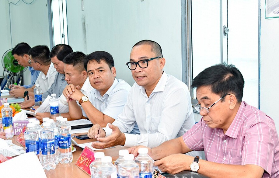 Đại diện nhà đầu tư - Công ty Cổ phần BEDA trình bày các kiến nghị đến lãnh đạo tỉnh. Đại diện nhà đầu tư - Công ty Cổ phần BEDA trình bày các kiến nghị đến lãnh đạo tỉnh.