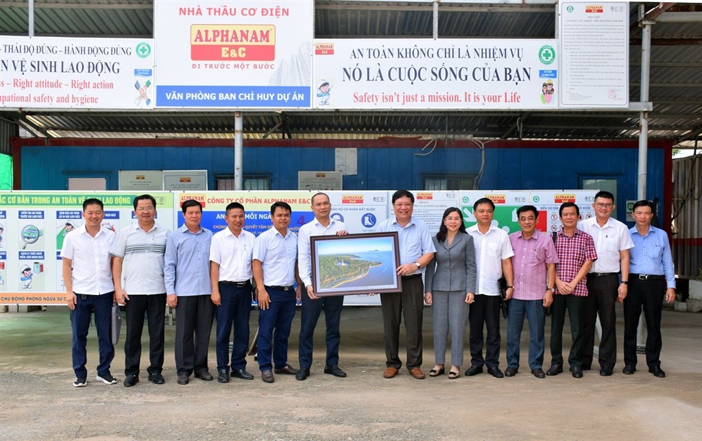 Chủ tịch UBND tỉnh Cà Mai Phạm Thành Ngại (thứ 7 từ phải sang) tặng quà lưu niệm cho Công ty Cổ phần BEDA T&C. Chủ tịch UBND tỉnh Cà Mai Phạm Thành Ngại (thứ 7 từ phải sang) tặng quà lưu niệm cho Công ty Cổ phần BEDA T&C.