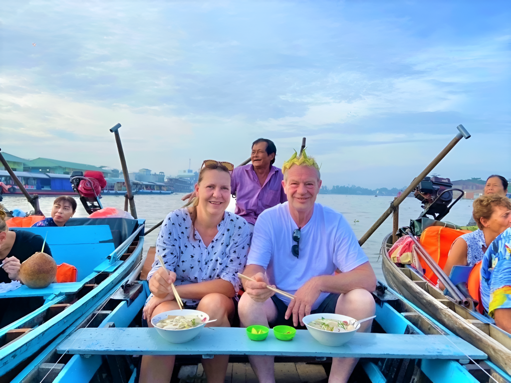 Khách du lịch tham quan chợ nổi Cái Răng – điểm nhấn du lịch đặc trưng mang đậm bản sắc sông nước Cần Thơ.Hồng Phương