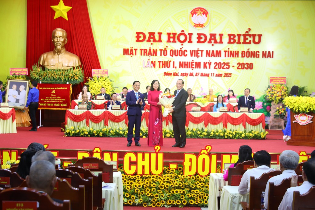 Đồng chí Hoàng Công Thủy, Phó Chủ tịch Ủy ban Trung ương MTTQ Việt Nam tặng lẵng hoa chúc mừng đại hội Đồng chí Hoàng Công Thủy, Phó Chủ tịch Ủy ban Trung ương MTTQ Việt Nam tặng lẵng hoa chúc mừng đại hội