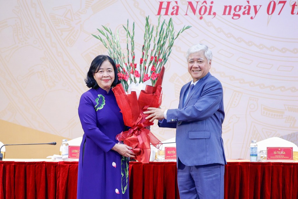 Đồng chí Đỗ Văn Chiến, Ủy viên Bộ Chính trị, Phó Bí thư Thường trực Đảng ủy Quốc hội tặng hoa chúc mừng đồng chí Bùi Thị Minh Hoài, Ủy viên Bộ Chính trị, Bí thư Trung ương Đảng, Chủ tịch Ủy ban Trung ương MTTQ Việt Nam Đồng chí Đỗ Văn Chiến, Ủy viên Bộ Chính trị, Phó Bí thư Thường trực Đảng ủy Quốc hội tặng hoa chúc mừng đồng chí Bùi Thị Minh Hoài, Ủy viên Bộ Chính trị, Bí thư Trung ương Đảng, Chủ tịch Ủy ban Trung ương MTTQ Việt Nam