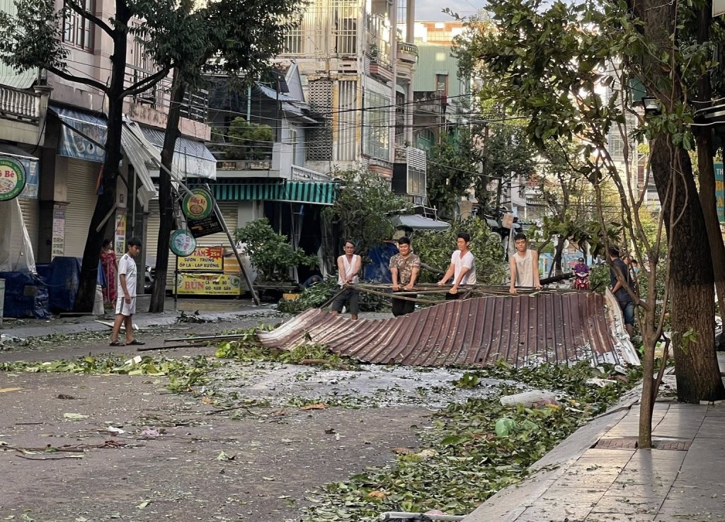 Người dân Quy Nhơn chung tay dọn dẹp, khắc phục sau bão Người dân Quy Nhơn chung tay dọn dẹp, khắc phục sau bão
