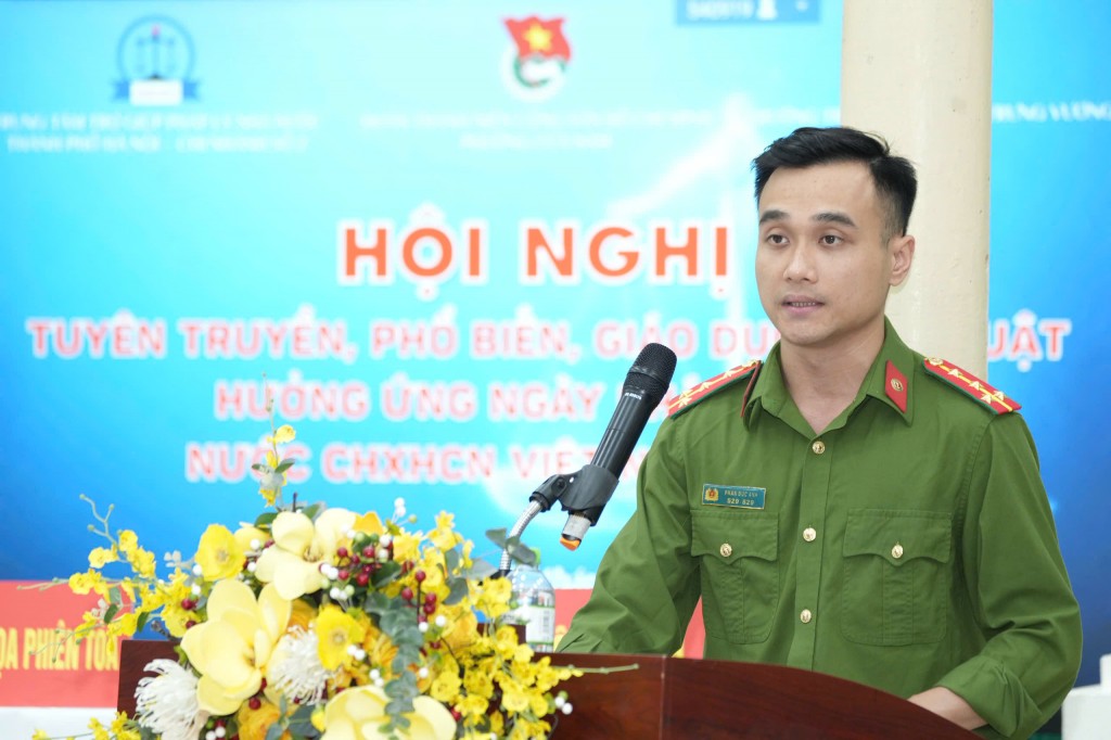 Đại uý Phan Đức Anh - Phó Bí thư Đoàn phường Cửa Nam phát biểu khai mạc hội nghị