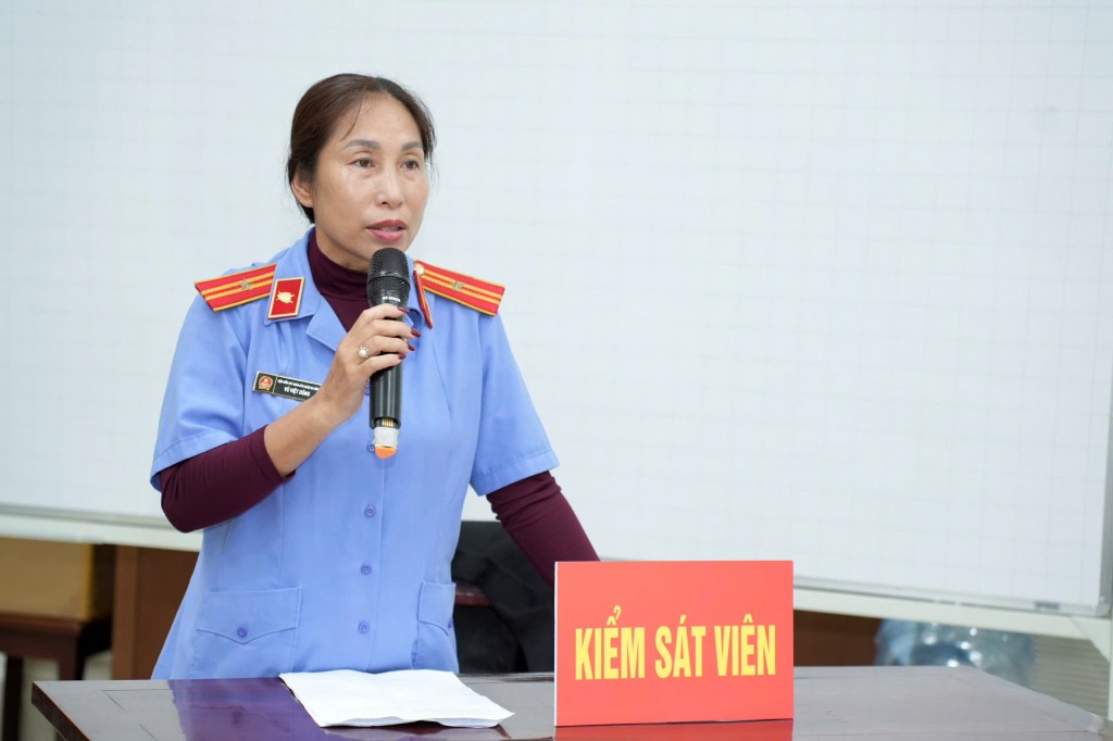 Đại diện Viện Kiểm sát của phiên toà giả định công bố cáo trạng