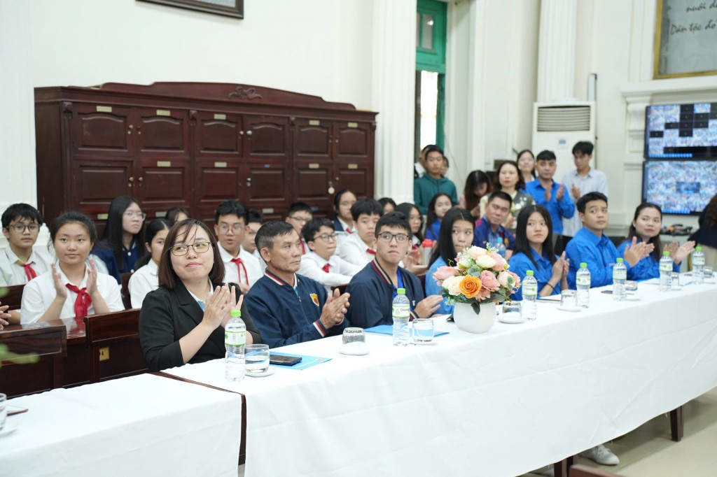 Đồng chí Trịnh Ngọc Trâm - Phó Chủ tịch UBND phường cùng đại diện lãnh đạo các phòng, ban của phường Cửa Nam dự chỉ đạo hội nghị