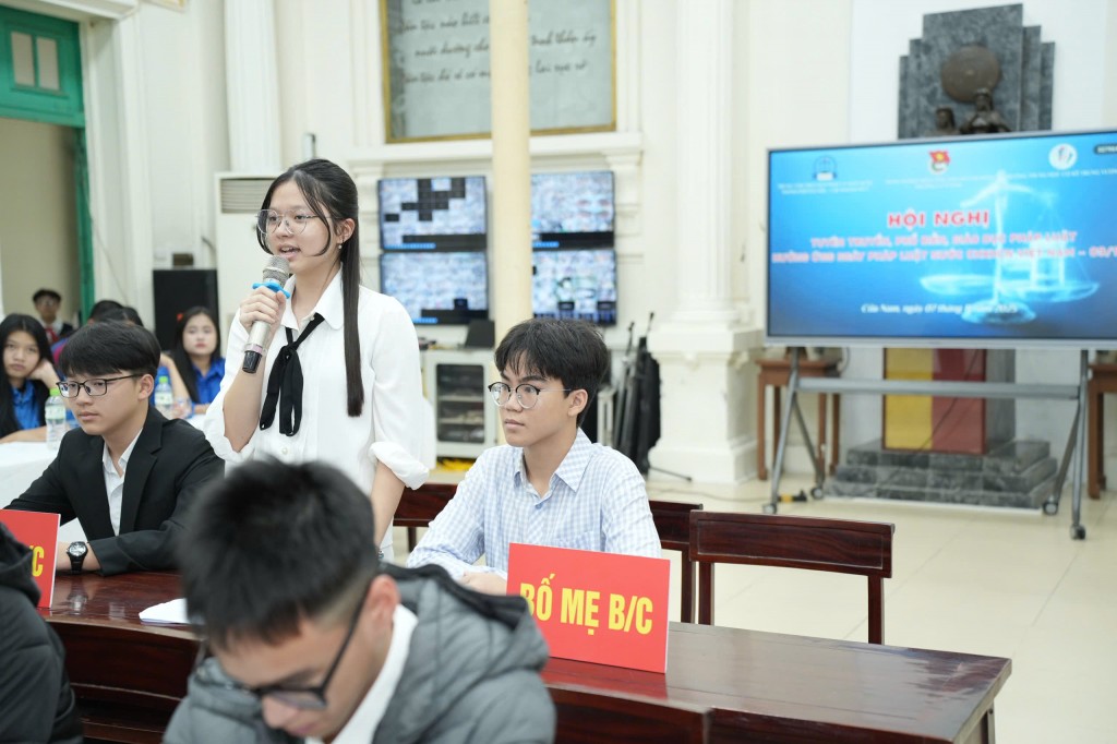 Các em học sinh đóng vai phụ huynh của các bị cáo bị đưa ra xét xử tội gây rối trật tự và cố ý gây thương tích