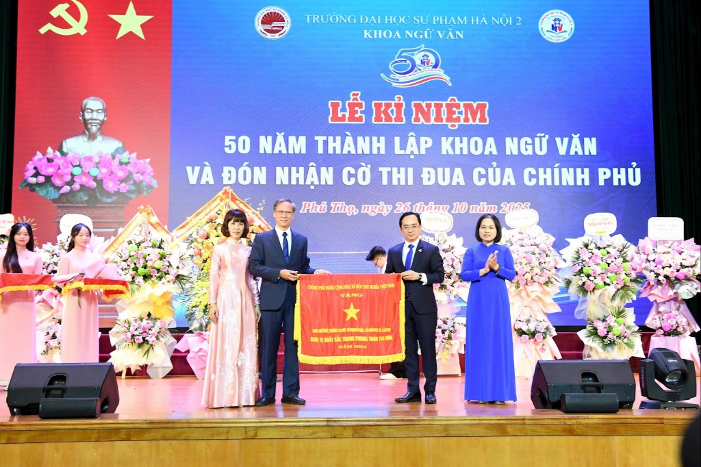 Phó Trưởng ban Thi đua khen thưởng Trung ương Phan Văn Hùng trao Cờ thi đua của Chính phủ cho Khoa Ngữ văn Trường Đại học Sư phạm Hà Nội 2 Phó Trưởng ban Thi đua khen thưởng Trung ương Phan Văn Hùng trao Cờ thi đua của Chính phủ cho Khoa Ngữ văn Trường Đại học Sư phạm Hà Nội 2