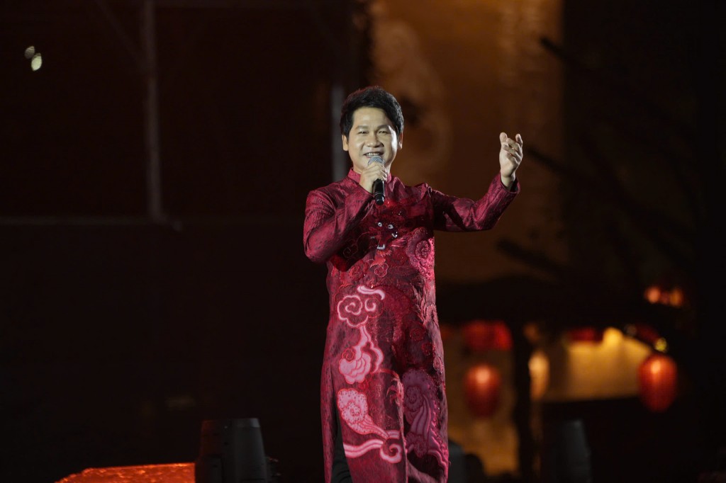 Ca sĩ Trọng Tấn biểu diễn tại chương trình Ca sĩ Trọng Tấn biểu diễn tại chương trình