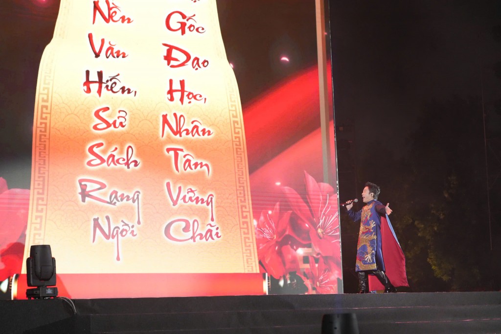 Ca sĩ Tùng Dương với tiết mục Di sản ngàn năm tỏa rạng, kết nối, tạo giá trị tương lai