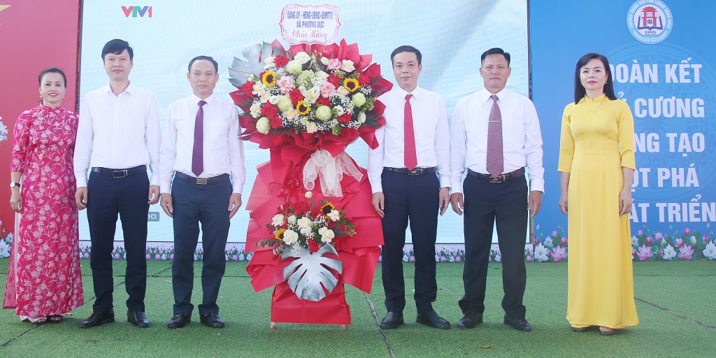 Lãnh đạo xã Phượng Dực chúc mừng nhà trường trong ngày khai giảng năm học mới 2025 - 2026