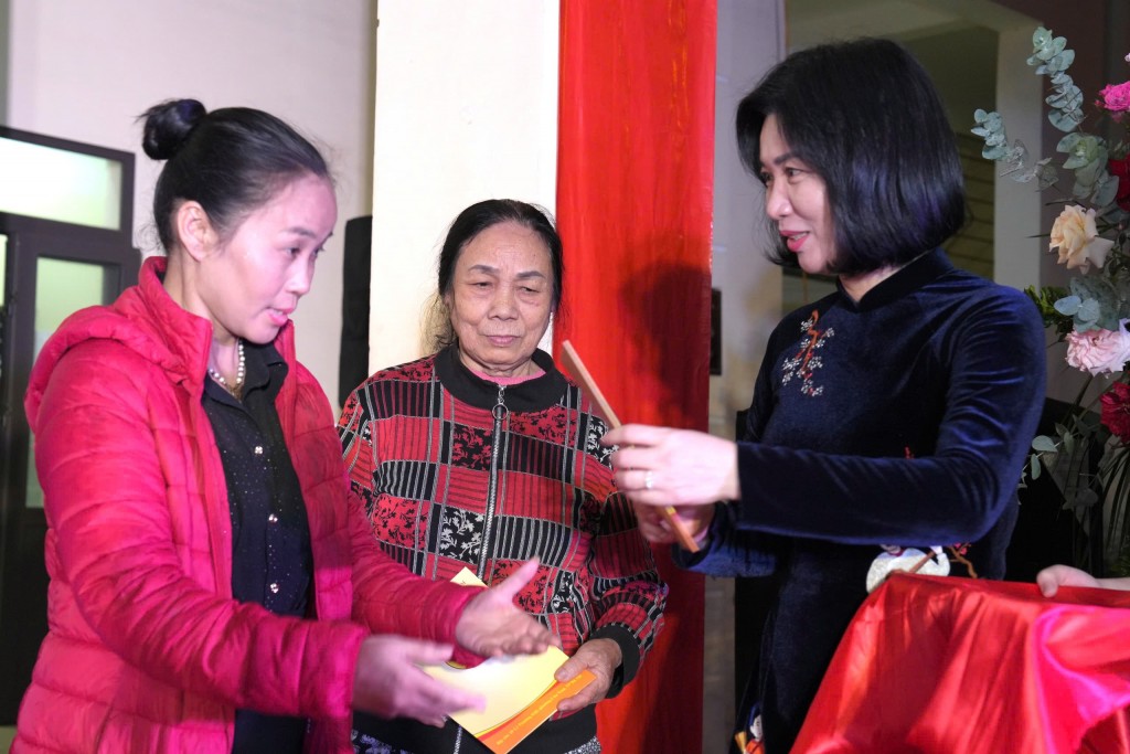 Đồng chí Phùng Thị Hồng Hà ân cần trao quà, thăm hỏi, động viên các hộ dân có hoàn cảnh khó khăn trên địa bàn.