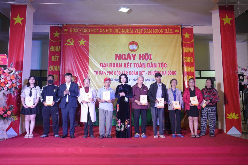 Đồng chí Phùng Thị Hồng Hà cùng lãnh đạo địa phương trao quà cho các hộ gia đình có hoàn cảnh khó khăn nhân Ngày hội Đại đoàn kết toàn dân tộc.