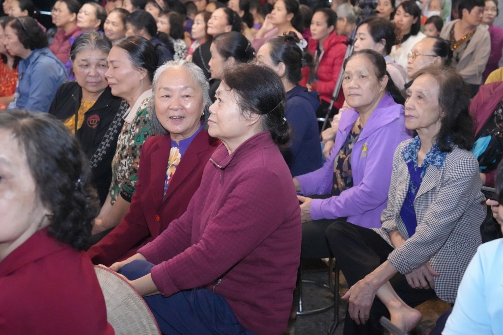 Đông đảo người dân Tổ dân phố Độc Lập – Đoàn Kết tham dự chương trình trong không khí đầm ấm, nghĩa tình