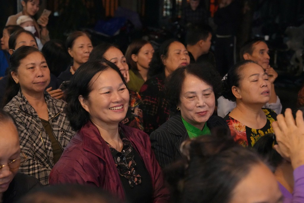 Không khí vui tươi, phấn khởi của bà con nhân dân trong Đêm hội Đại đoàn kết toàn dân tộc.