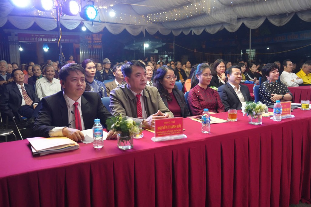 Các đồng chí lãnh đạo và đại biểu tham dự Đêm hội Đại đoàn kết toàn dân tộc tại phường Hà Đông.