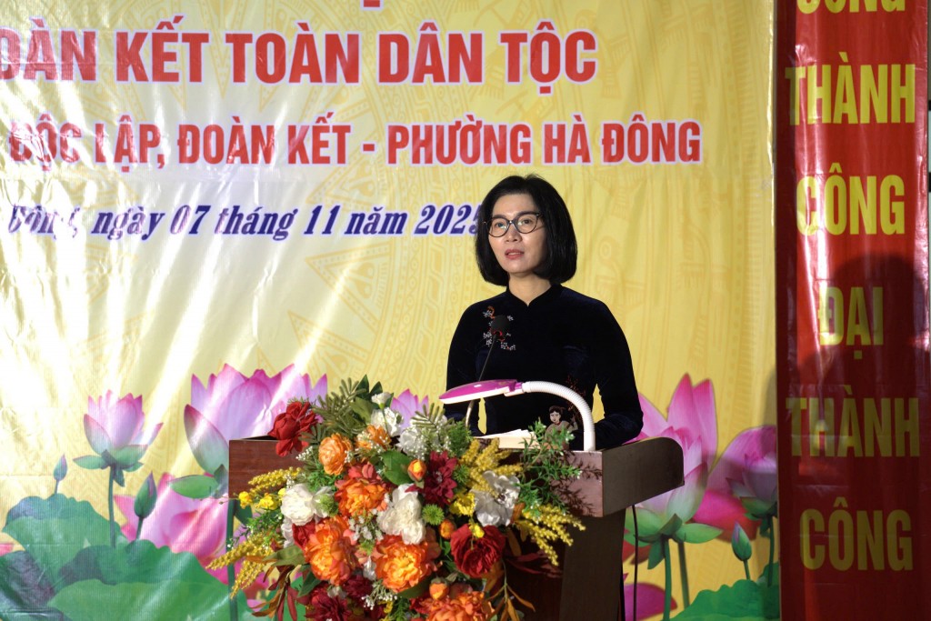 Đồng chí Phùng Thị Hồng Hà – Phó Bí thư Thành ủy, Phó Chủ tịch Thường trực HĐND thành phố Hà Nội phát biểu tại Đêm hội Đại đoàn kết toàn dân tộc.