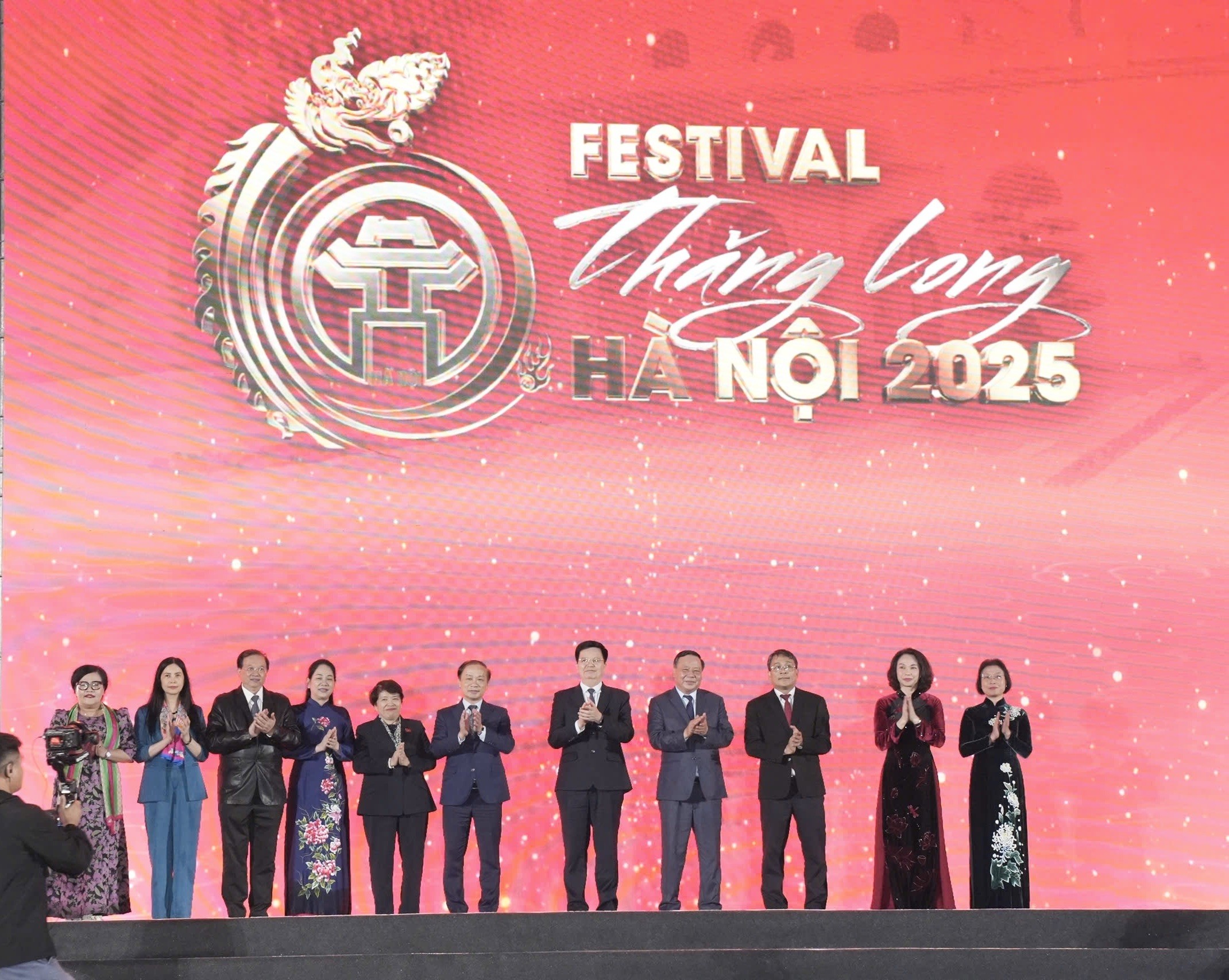 Các vị đại biểu thực hiện nghi thức khai mạc Các vị đại biểu thực hiện nghi thức khai mạc