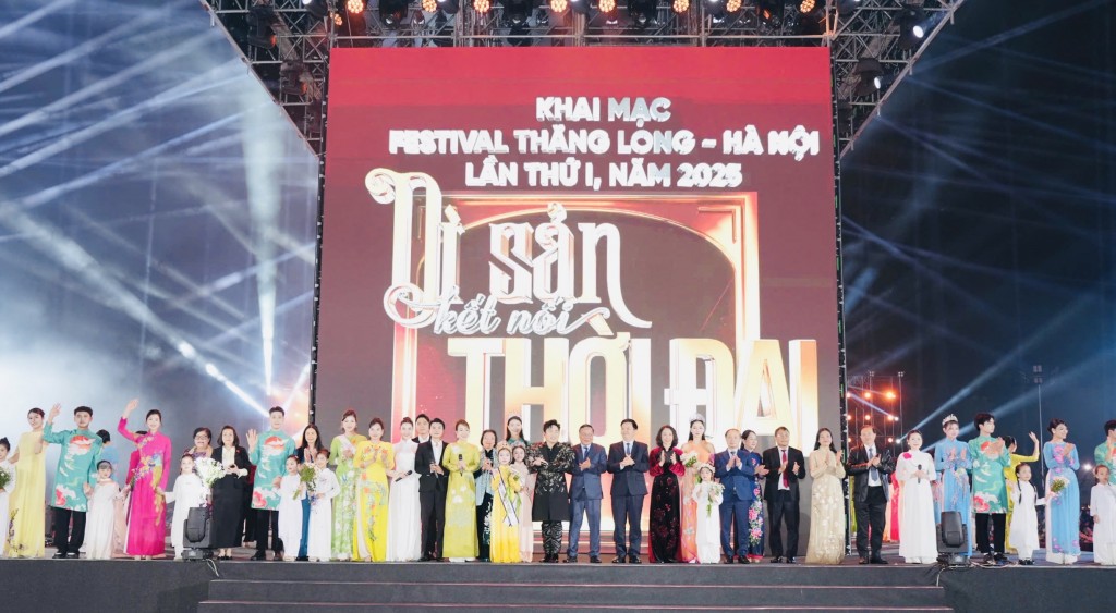 Các vị đại biểu chụp ảnh lưu niệm cùng các nghệ sĩ tham gia chương trình Các vị đại biểu chụp ảnh lưu niệm cùng các nghệ sĩ tham gia chương trình