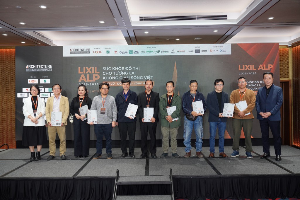 BTC tặng sách và quà cảm ơn diễn giả