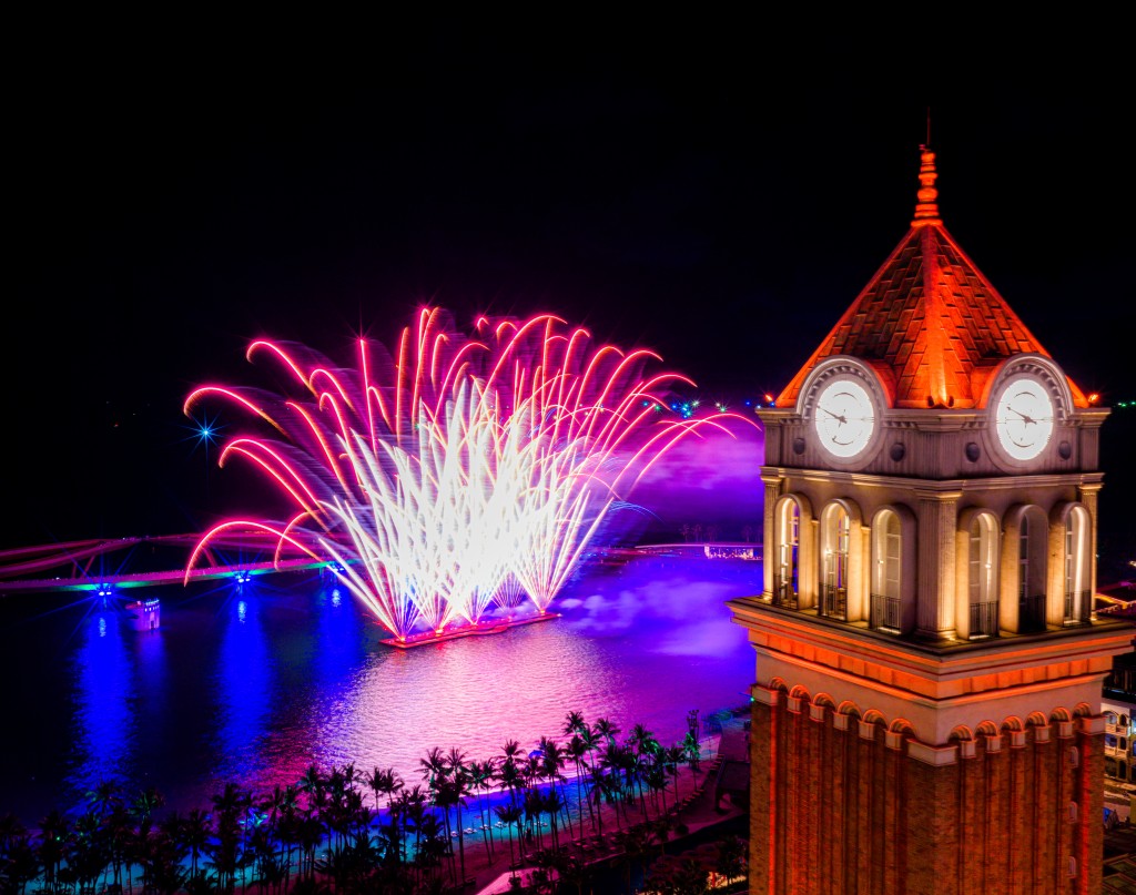 Phú Quốc - Hòn đảo duy nhất trên thế giới có 2 show diễn pháo hoa mỗi đêm. Phú Quốc - Hòn đảo duy nhất trên thế giới có 2 show diễn pháo hoa mỗi đêm.