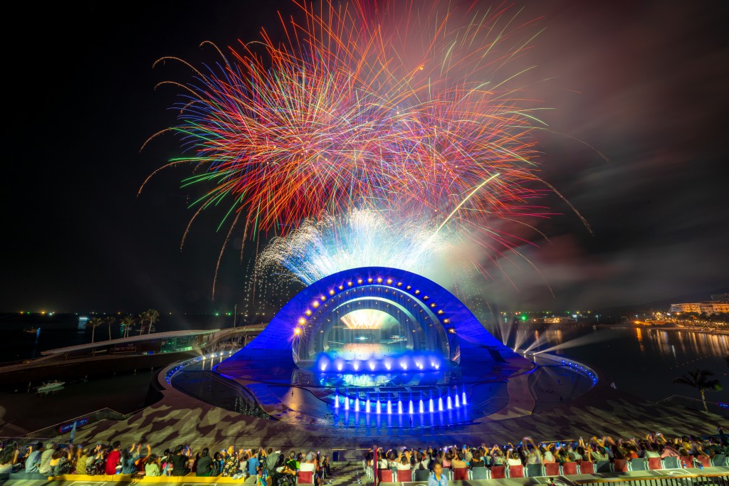 Siêu phẩm Nụ hôn của biển cả trở thành show diễn nhất định phải xem khi đến Phú Quốc Siêu phẩm Nụ hôn của biển cả trở thành show diễn nhất định phải xem khi đến Phú Quốc